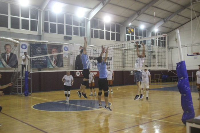 Voleybol Turnuvası Birincisi Anadolu Lisesi