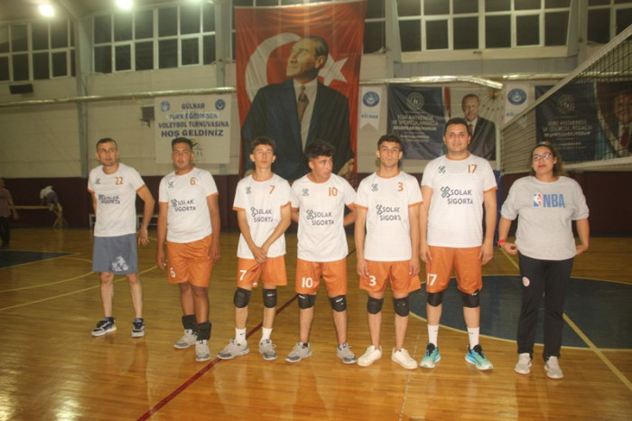 Voleybol Turnuvası Birincisi Anadolu Lisesi