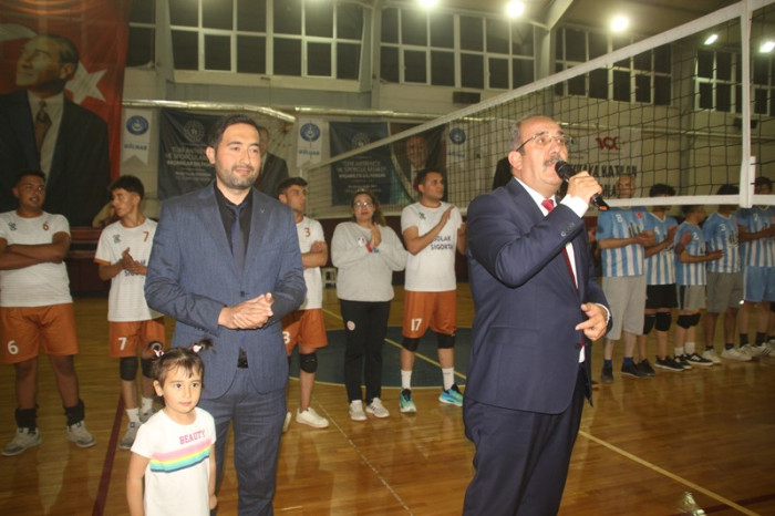 Voleybol Turnuvası Birincisi Anadolu Lisesi