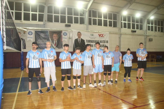 Voleybol Turnuvası Birincisi Anadolu Lisesi