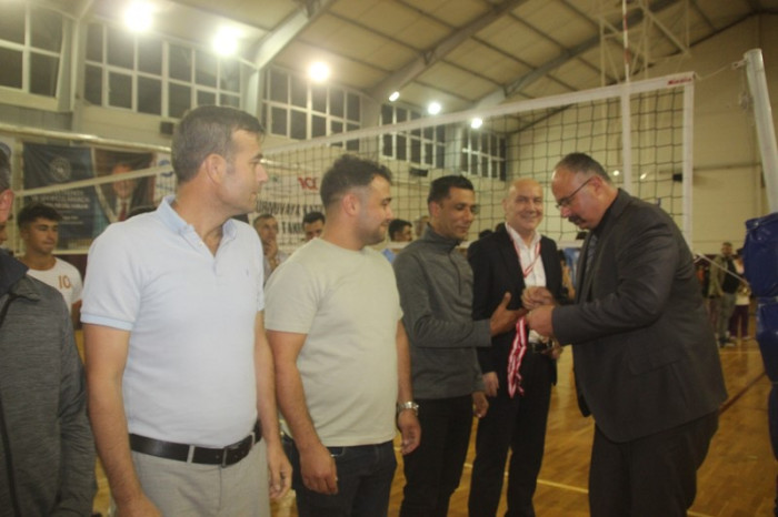 Voleybol Turnuvası Birincisi Anadolu Lisesi