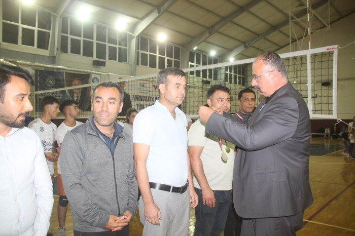 Voleybol Turnuvası Birincisi Anadolu Lisesi