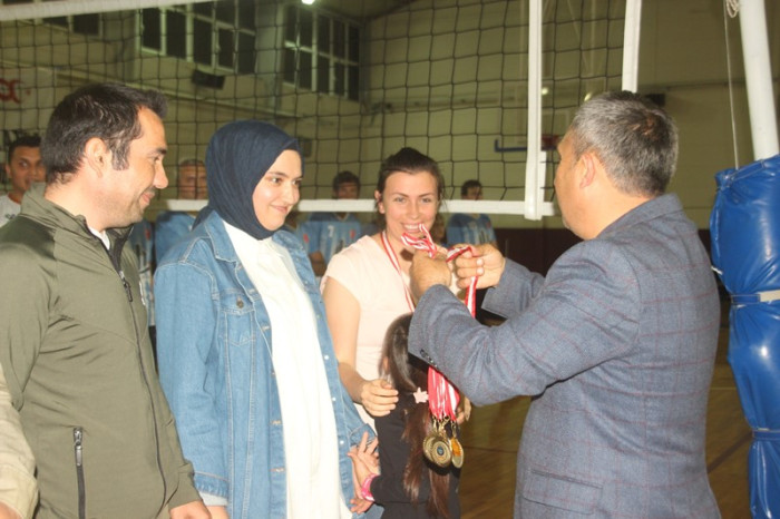 Voleybol Turnuvası Birincisi Anadolu Lisesi