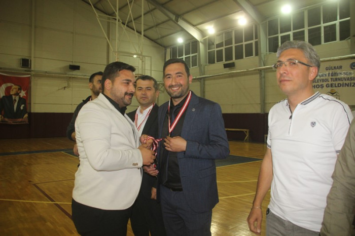 Voleybol Turnuvası Birincisi Anadolu Lisesi