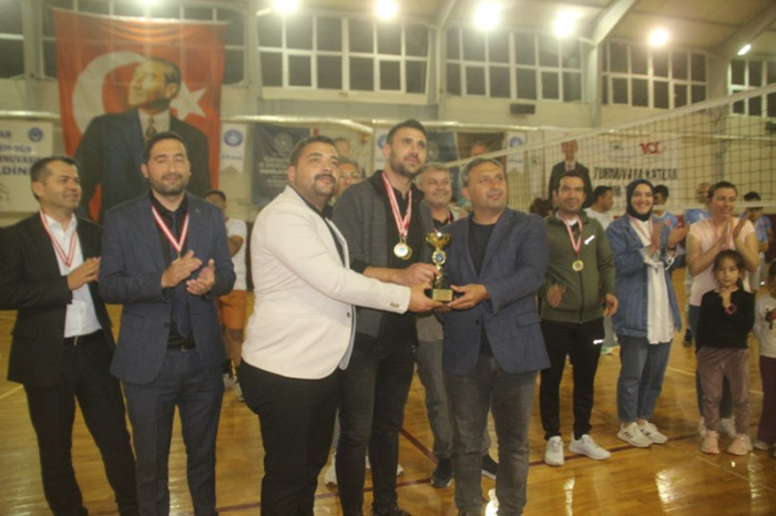 Voleybol Turnuvası Birincisi Anadolu Lisesi