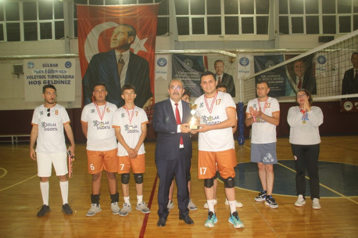 Voleybol Turnuvası Birincisi Anadolu Lisesi
