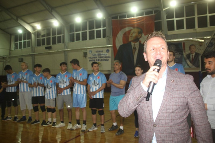 Voleybol Turnuvası Birincisi Anadolu Lisesi