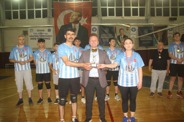 Voleybol Turnuvası Birincisi Anadolu Lisesi