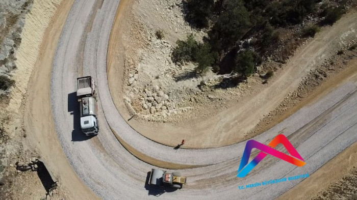 Mersin Büyükşehir Belediyesi Gülnar Koordinasyon ekipleri tarafından tek seferde 10 km uzunluğunda 12 metre genişliğinde asfalt çalışmasına başlandı.