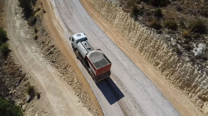 Mersin Büyükşehir Belediyesi Gülnar Koordinasyon ekipleri tarafından tek seferde 10 km uzunluğunda 12 metre genişliğinde asfalt çalışmasına başlandı.