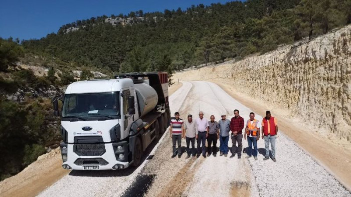 Mersin Büyükşehir Belediyesi Gülnar Koordinasyon ekipleri tarafından tek seferde 10 km uzunluğunda 12 metre genişliğinde asfalt çalışmasına başlandı.
