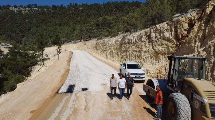 Mersin Büyükşehir Belediyesi Gülnar Koordinasyon ekipleri tarafından tek seferde 10 km uzunluğunda 12 metre genişliğinde asfalt çalışmasına başlandı.