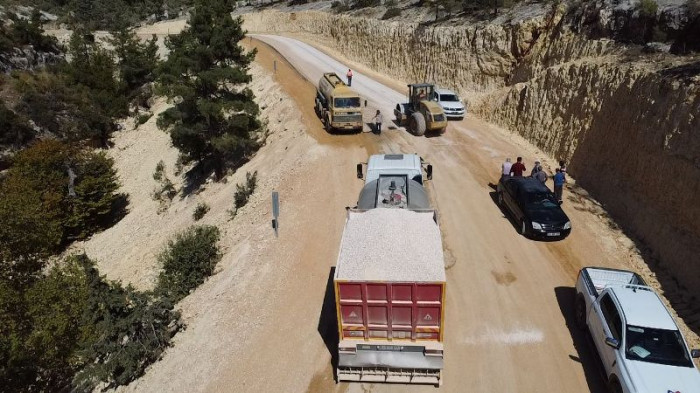 Mersin Büyükşehir Belediyesi Gülnar Koordinasyon ekipleri tarafından tek seferde 10 km uzunluğunda 12 metre genişliğinde asfalt çalışmasına başlandı.