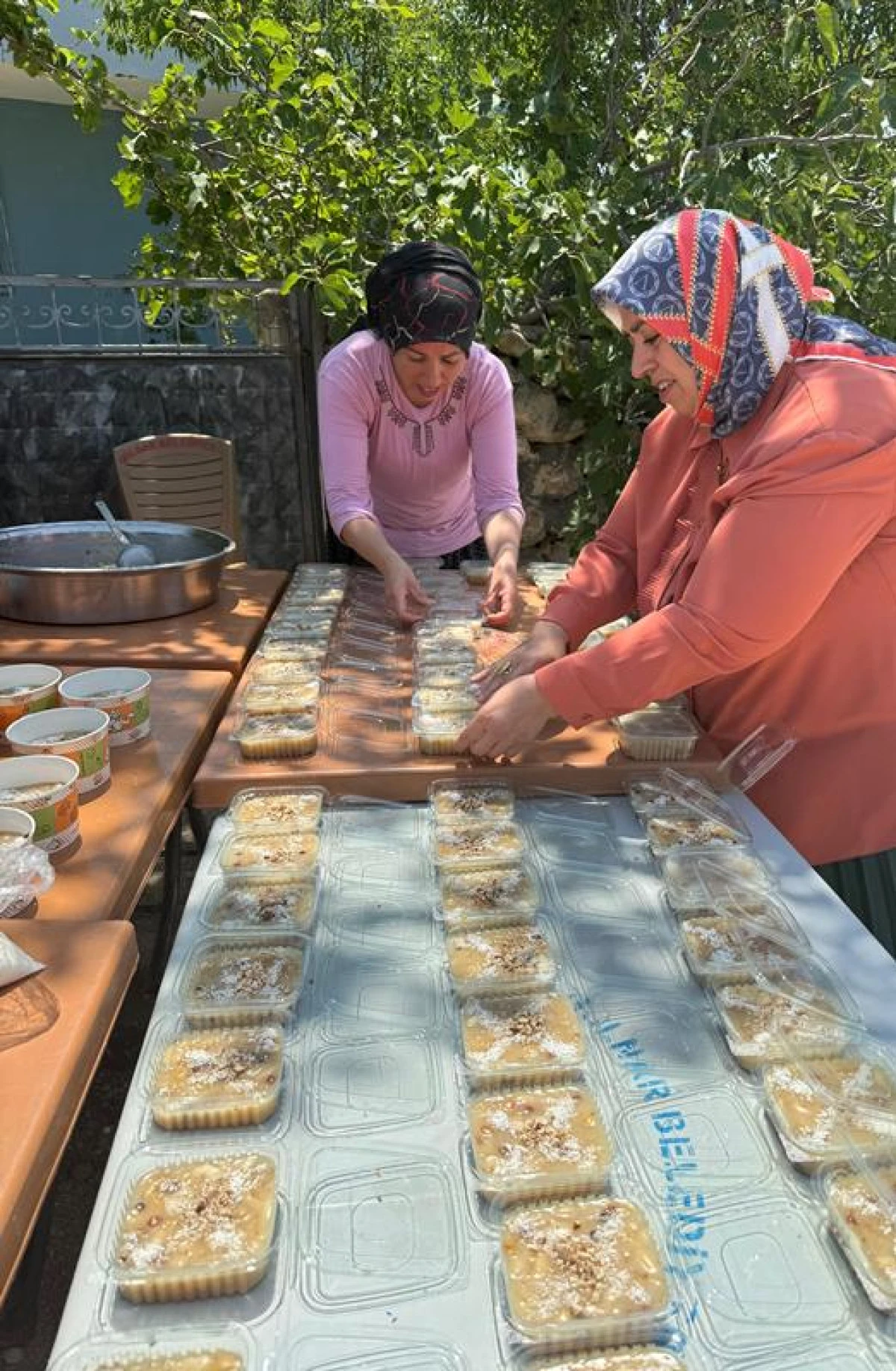 Ak Parti Gülnar Kadın Kolları Başkanı Hatice Önge Kafes Gülnar İlçesinde 500 Kişilik Aşure Dağıttı 