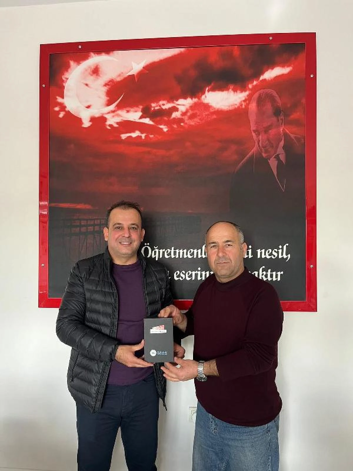 Başkan Önge Öğretmenlere Öğretmenler Gününde Powerbank Hediye Etti