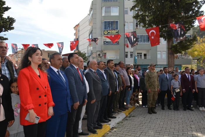 Çelenk Koyma Töreni Gerçekleşti