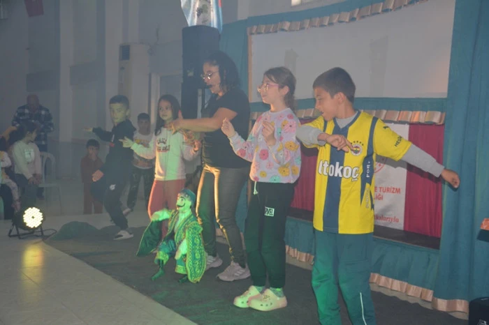 Çocuk Şenliği Gülnar'ı Şenlendirdi: Karagöz Hacivat Coşkusu