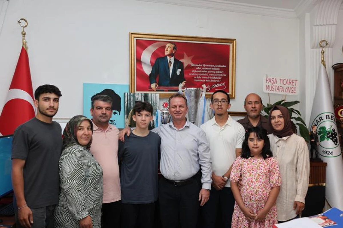 G&uuml;lnar Belediye Başkanı Fatih &Ouml;nge, il&ccedil;ede YKS ve LGS birincisi olan &ouml;ğrencileri unutmadı.