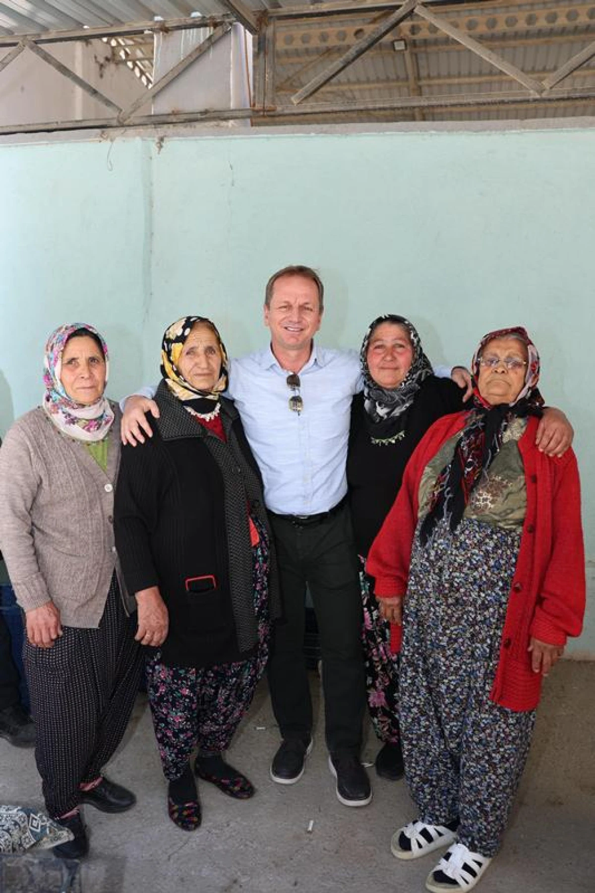 G&uuml;lnar Belediye Başkanı Fatih &Ouml;nge&rsquo;den Pazaryerinde Anneler G&uuml;n&uuml; S&uuml;rprizi