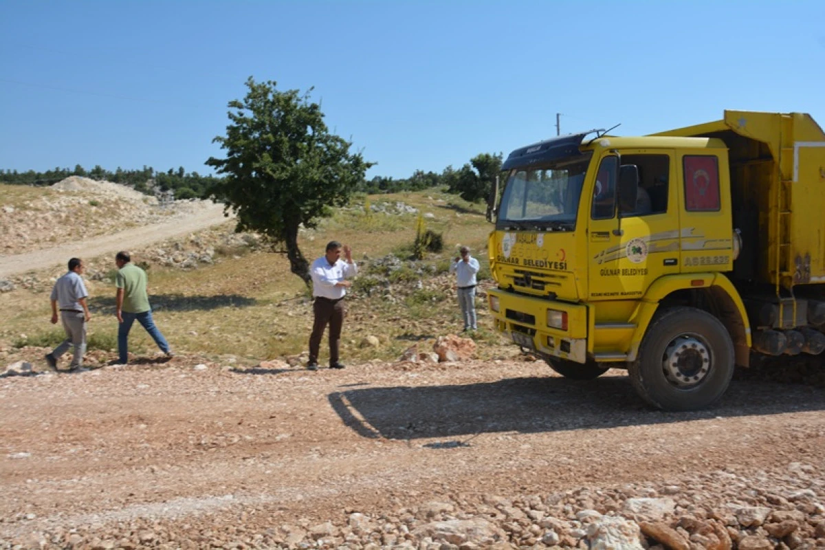 G&uuml;lnar Belediyesi K&ouml;se&ccedil;obanlı Mahallesi&rsquo;nde Stabilize Yol &Ccedil;alışması Ger&ccedil;ekleştiriyor