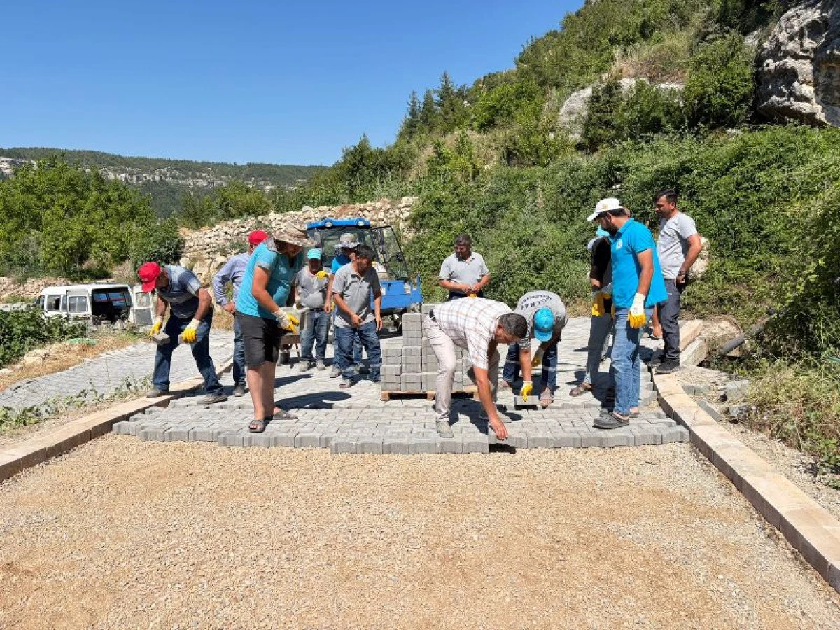 G&uuml;lnar Belediyesi Tırnak Mahallesi'nde Parke Taşı &Ccedil;alışmalarını İnceledi