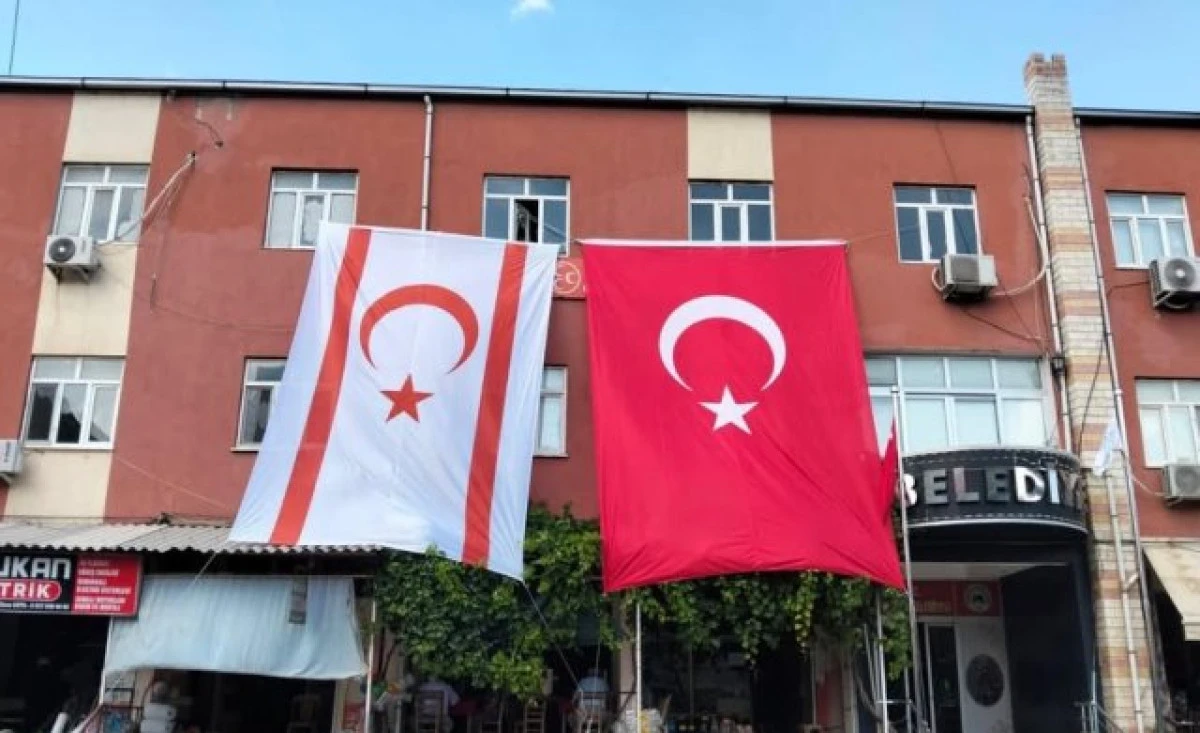 Gülnar Belediyesi'nden Anlamlı Jest: Türk ve KKTC Bayrakları Birlikte Dalgalanıyor