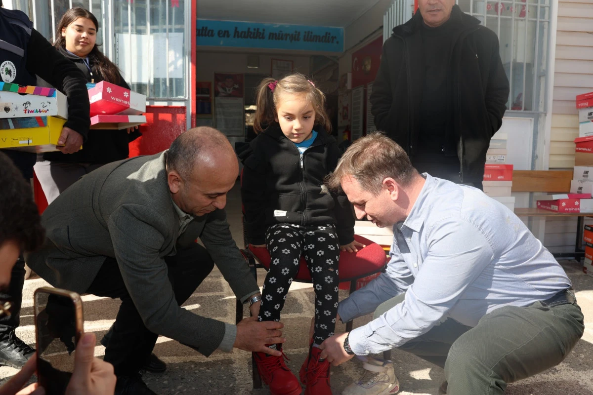 G&uuml;lnar Belediyesi&rsquo;nden &Ouml;ğrencilere "Adım Adım" Destek: 19 Okulda Ayakkabı Dağıtımı Başladı