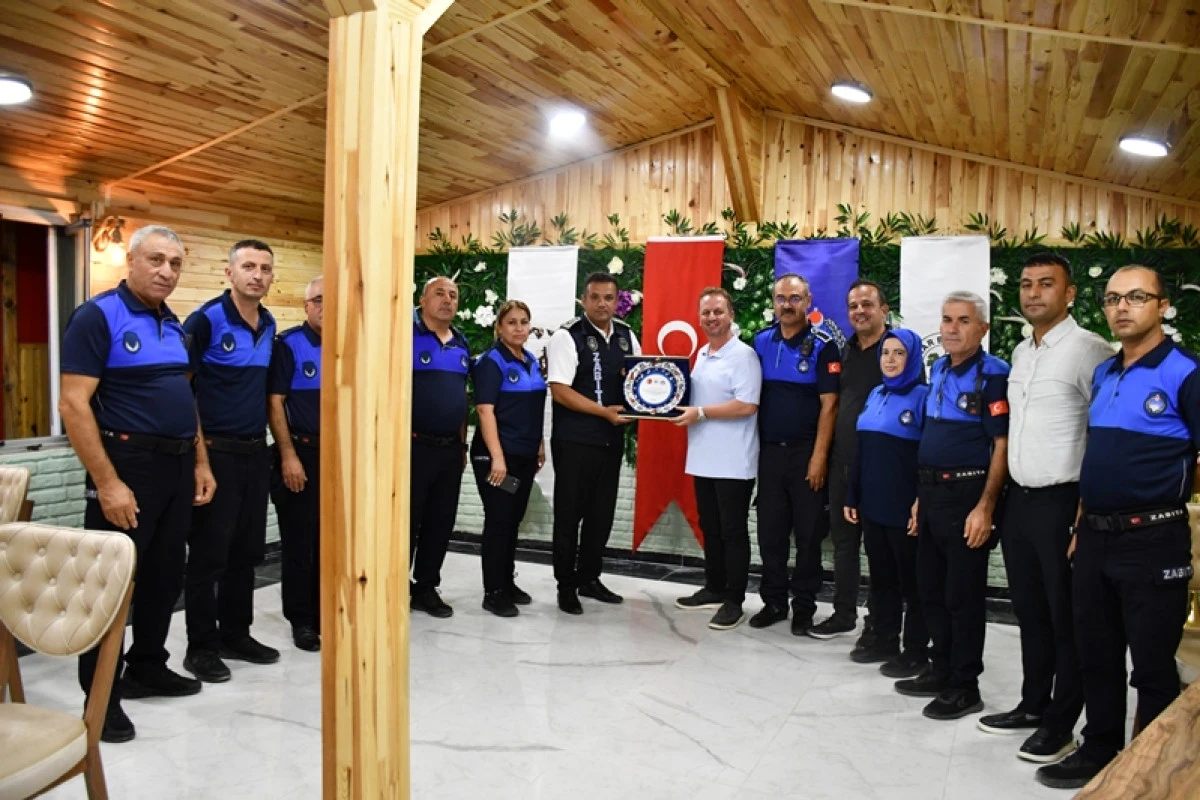 Gülnar Belediyesi'nden Zabıta Haftası Kutlaması: Emekli Memurlara Plaket, Başkana Teşekkür Plaketi