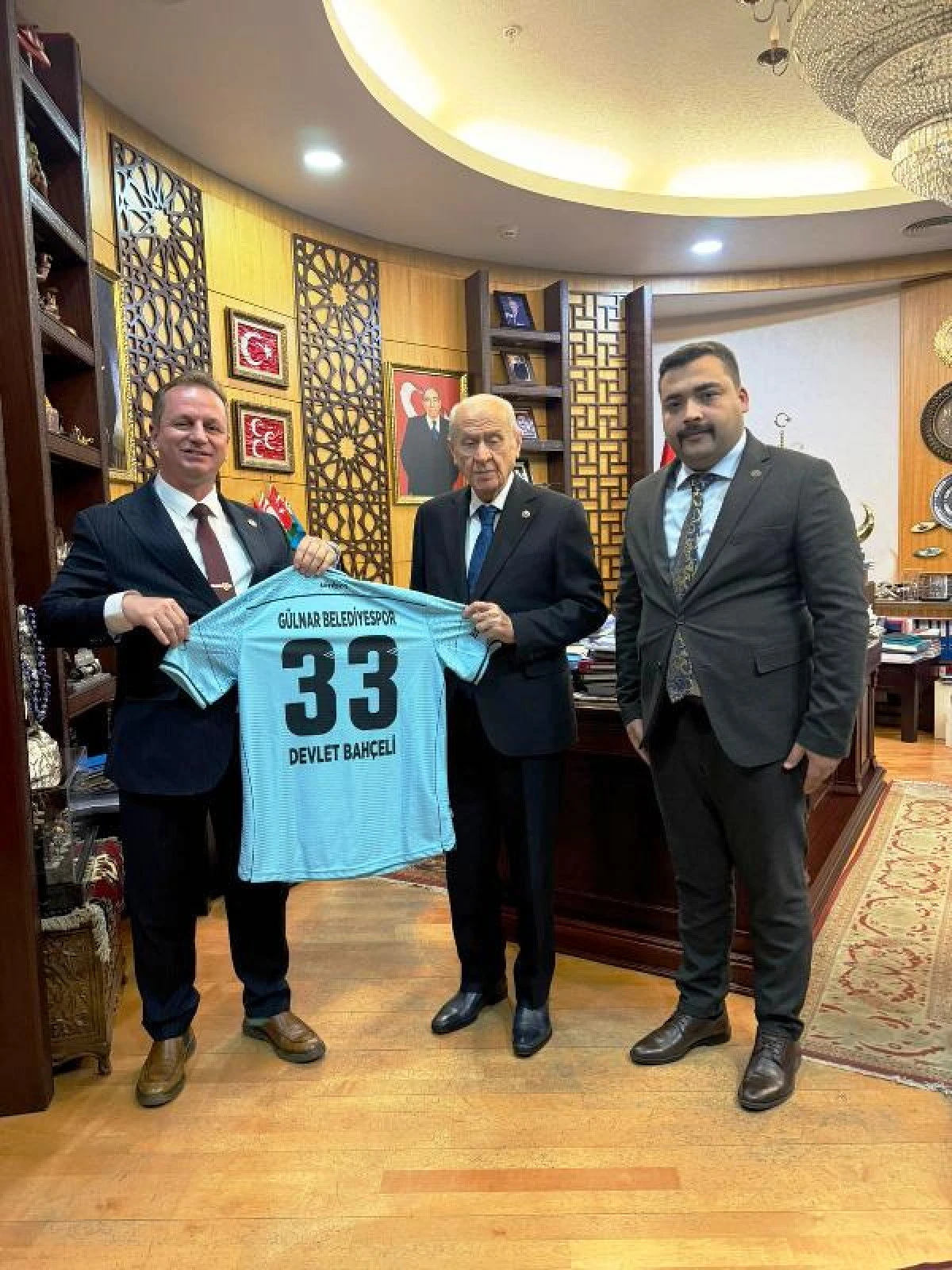 G&uuml;lnar Heyetinden Lider Bah&ccedil;eli&rsquo;ye Ziyaret: "G&uuml;lnar Forması Bilge Liderimize Emanet"