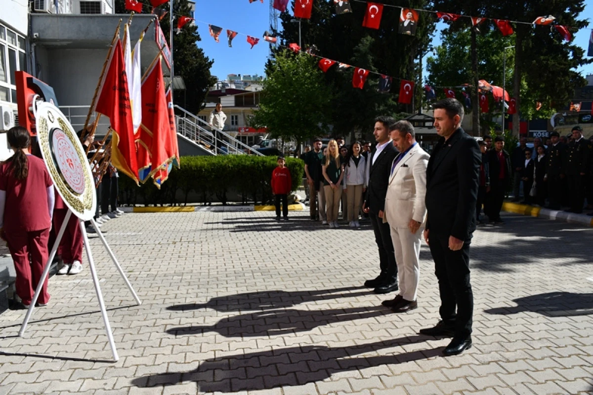 G&uuml;lnar&rsquo;da 19 Mayıs Coşkusu: Resmi T&ouml;renlerin Ardından Başkan &Ouml;nge &Ouml;ğrencilerle Oyun Oynadı