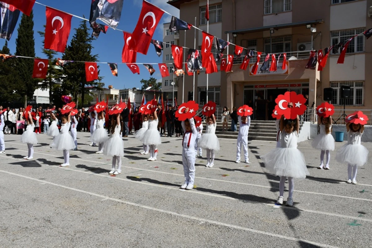 G&uuml;lnar&rsquo;da 23 Nisan Coşkusu: Atat&uuml;rk Anıtı&rsquo;ndan Renkli G&ouml;sterilere