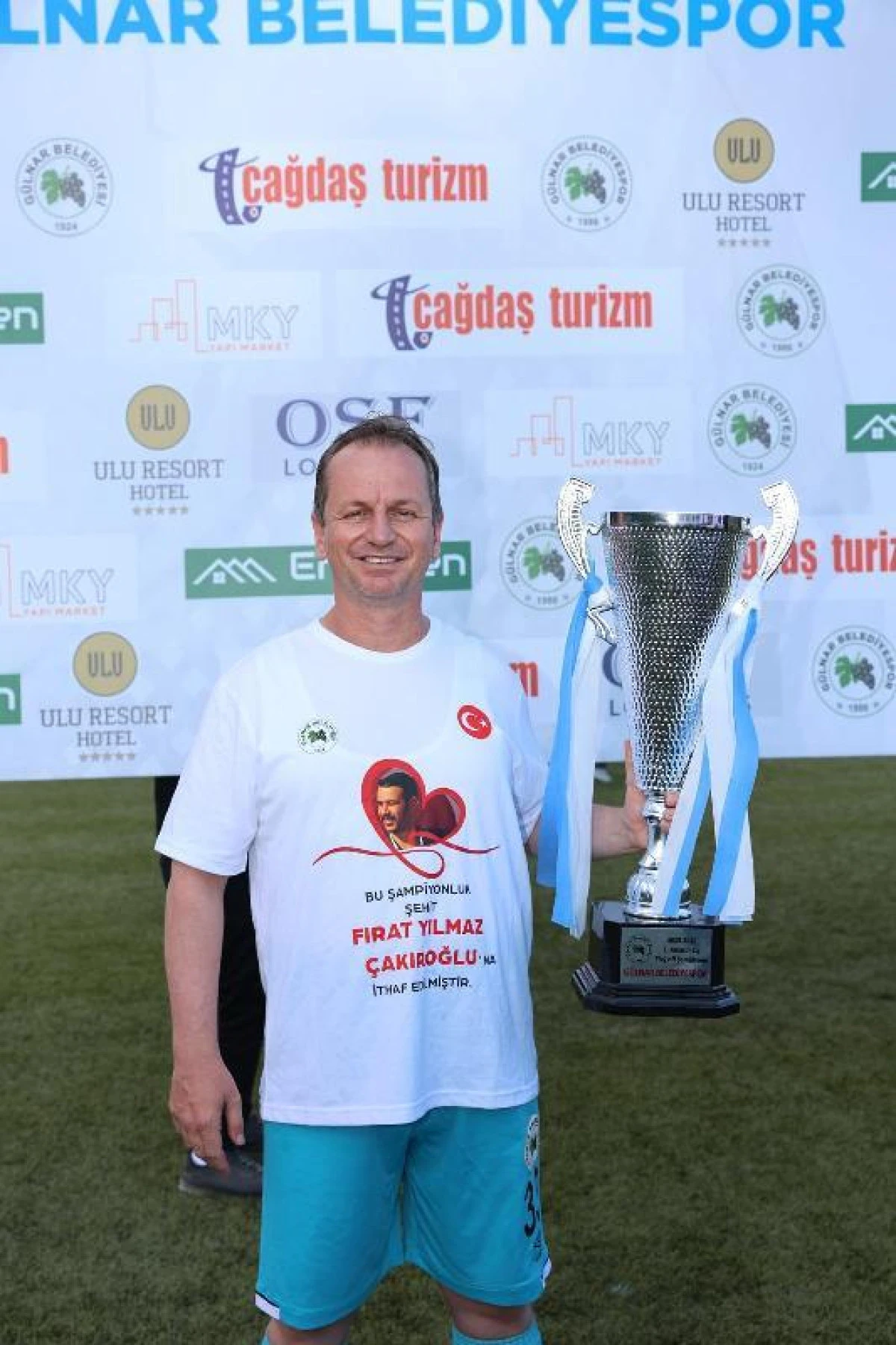 G&uuml;lnar&rsquo;da Tarihi Şampiyonluk: Belediye Başkanı Sahaya Girdi, Attığı Gollerle Kupayı Getirdi!