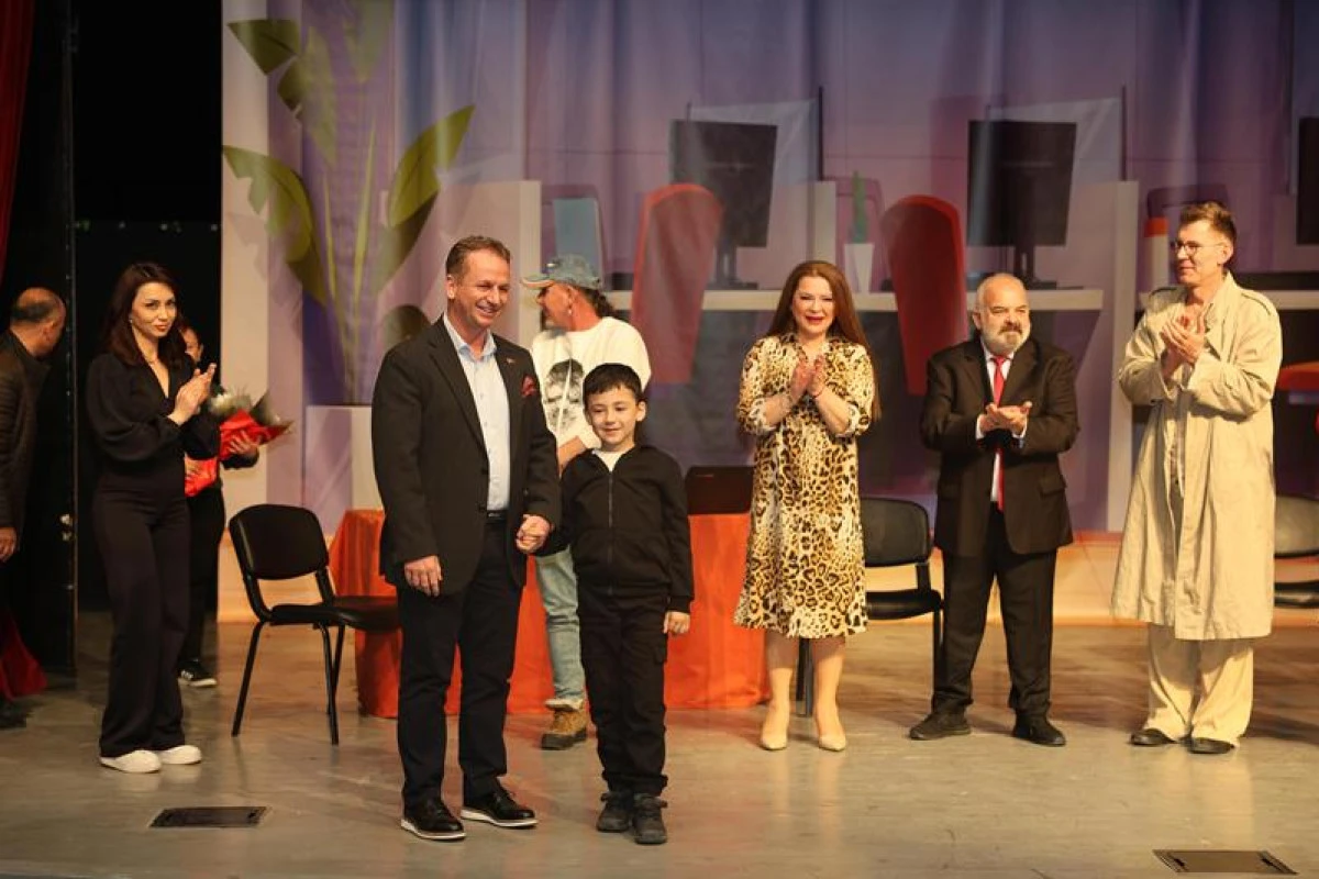 G&uuml;lnar&rsquo;da Tiyatro R&uuml;zgarı: "Eller Yukarı" Kahkahaya Boğarken Umut Oldu!