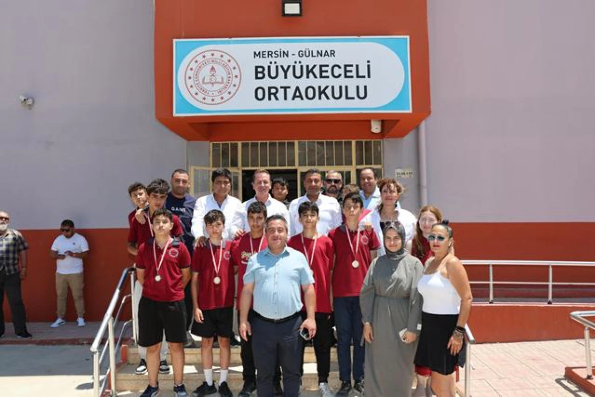 Türkiye'nin İlk Astronotu Alper Gezeravcı, Büyükeceli İlk ve Ortaokulu'nda Öğrencilerle Buluştu