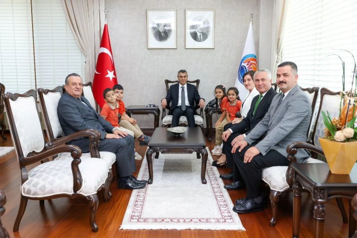 Vali Toros Öğrencileri Kabul Etti