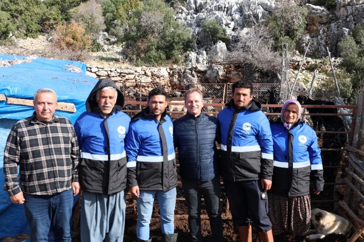 Yörükler Yurdu Gülnar'da Hayvan Yetiştiricilerine Kış Desteği: Başkan Önge'den Mont Hediyesi